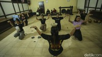 Fransiskus Sukardi melatih siswa di Sanggar Pabayo Tarigas, Bengkayang, Kalimantan Barat, Rabu (7/9/2022). Sanggar yang didirikan sejak tahun 2006 ini telah mencetak lebih dari 200 anggota.