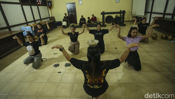 Kerja Keras Melestarikan Tarian Tradisional Khas Kalbar Sanggar Pabayo Tarigas di Bengkayang, terus berupaya melestarikan tarian tradisional khas Kalimantan Barat.