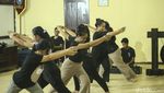 Kerja Keras Melestarikan Tarian Tradisional Khas Kalbar