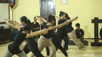 Tak cukup disitu, Fransiskus juga mengajarkan anak-anak tari kreasi yaitu perpaduan tari tarian tradisional. Di Kalimantan sendiri terdapat beragam tarian, anak-anak di sanggar ini diperkenalkan tari Benayang, Bekati, dan Bidayuh. Setelah mengenal tari tarian tradisional ia lantas memadukannya hingga menjadi tarian kreasi yang inovatif.