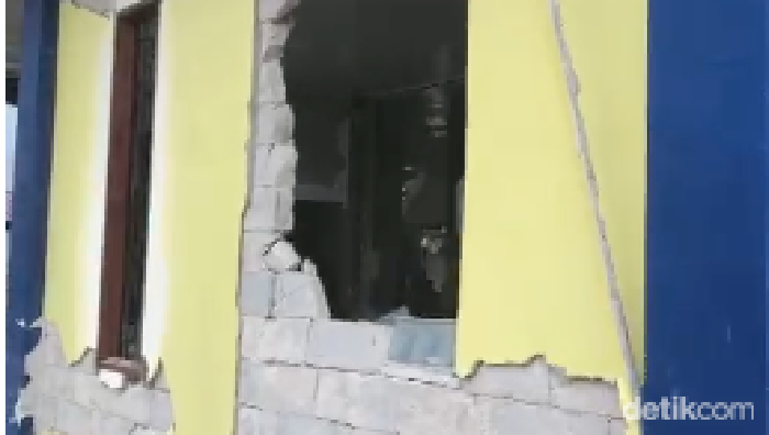 Kerusakan akibat gempa Tapanuli Utara.