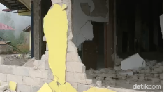 Kerusakan akibat gempa Tapanuli Utara. Kerusakan akibat gempa Tapanuli Utara.