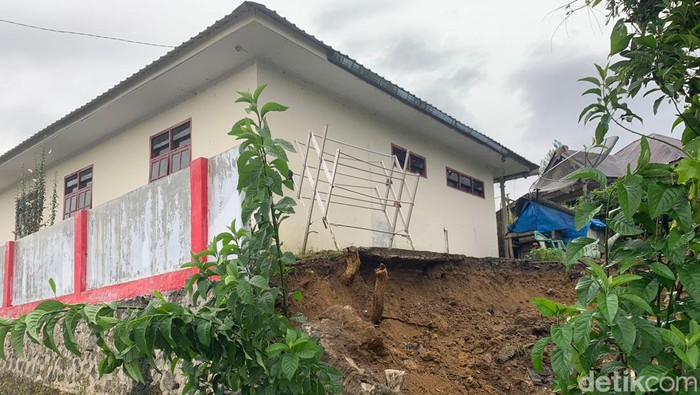 Kerusakan akibat gempa Tapanuli Utara.