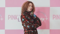 Heechul Super Junior menjadi salah satu pembawa acaranya. Foto: (dok. Disney+Hotstar)