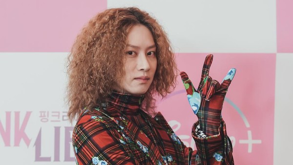 Gaya Nyentrik Heechul Super Junior di Jumpa Pers Pink Lie