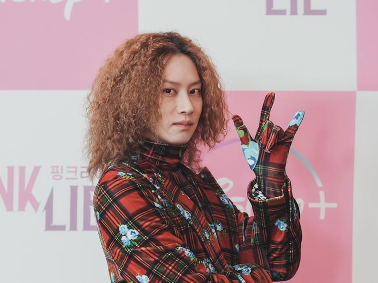 Gaya Nyentrik Heechul Super Junior di Jumpa Pers Pink Lie