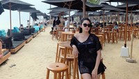 Keseruan Kirana Devina saat Nongkrong sambil Ngemil di Beach Club