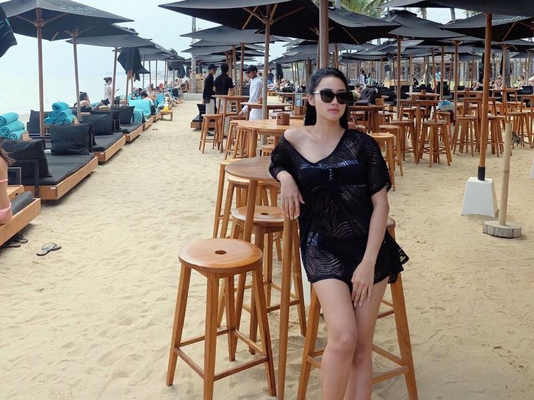 Keseruan Kirana Devina saat Nongkrong sambil Ngemil di Beach Club