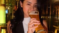  Selain itu, ada juga momen Kirana Devina saat menikmati minuman di sebuah club. Minumannya disajikan dalam gelas panjang. Foto: Instagram @kiranadevina