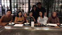 Tak kalah seru suasana makan bersama keluarganya. Ini membutkikan bahwa Kirana Devina merupakan sosok yang dekat dengan keluarga. Foto: Instagram @kiranadevina
