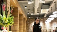 Terakhir ada posenya saat makan di sebuah restoran. Sambil menunggu pesanan ia memanfaatkan waktu berfoto di kursi-kursi restoran Foto: Instagram @kiranadevina