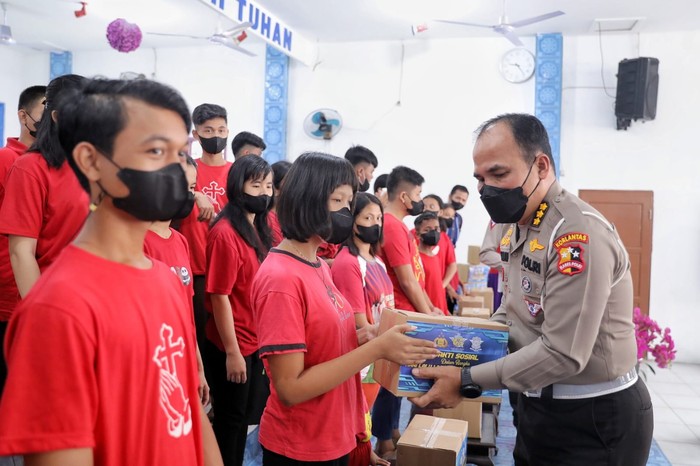 Korlantas Polri Bagikan Ratusan Sembako ke Panti Jompo di Cilincing