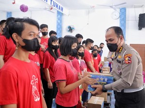 Korlantas Polri Bagi Ratusan Sembako ke Panti Asuhan-Jompo di Cilincing