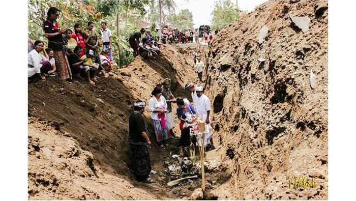 Tahun 2015 silam, krama (warga) Banjar Masean, Desa Batu Agung, Kecamatan/Kabupaten Jembrana, melakukan pembongkaran kuburan dan mengupacarai para korban pembantaian 1965.