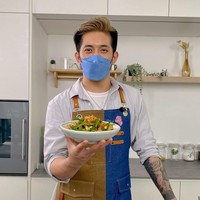 Laporan terbaru menyebut kini ia sudah kembali ke pekerjaan lamanya sebagai penjual daging. Ketika diminta wawancara, Lau Song Wai menolak dengan alasan sibuk bekerja.Foto: Instagram Lau Song Wai