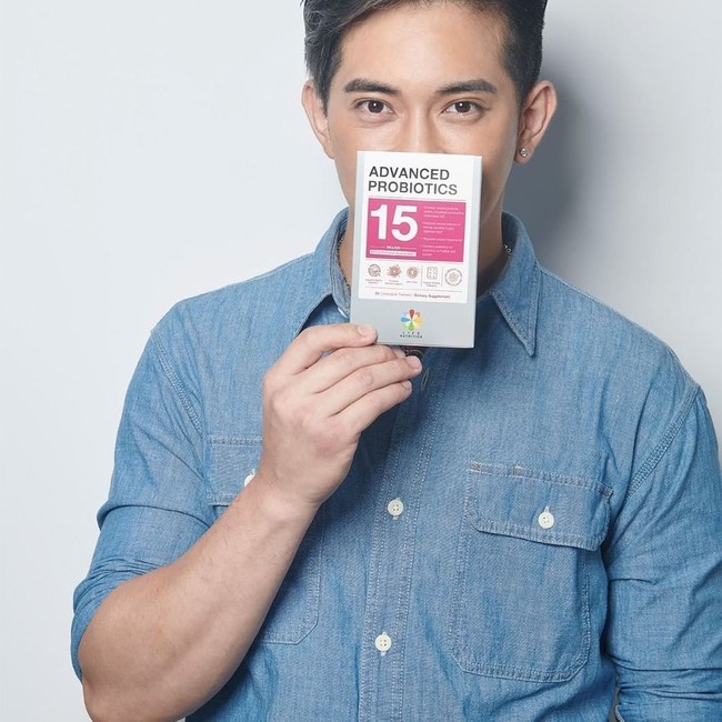 Di awal popularitasnya Song Wai dikenal dengan penampilannya dengan masker bahkan ketika tampil dalam iklan dan wawancara. Hal tersebut memang wajar mengingat ketika itu protokol kesehatan terkait pandemi masih cukup ketat.Foto: Instagram Lau Song Wai