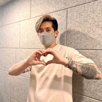 Lau Song Wai terkenal dalam semalam beberapa bulan lalu setelah fotonya sedang berjualan tersebar. Dijuluki Tsuen Wan Pork Stall AK, pria 35 tahun tersebut disebut mirip member boyband Mirror, Anson Kong. Beberapa juga mengatakan dia punya fitur wajah serupa aktor Aaron Kwok dan Eric Li.Foto: Instagram Lau Song Wai