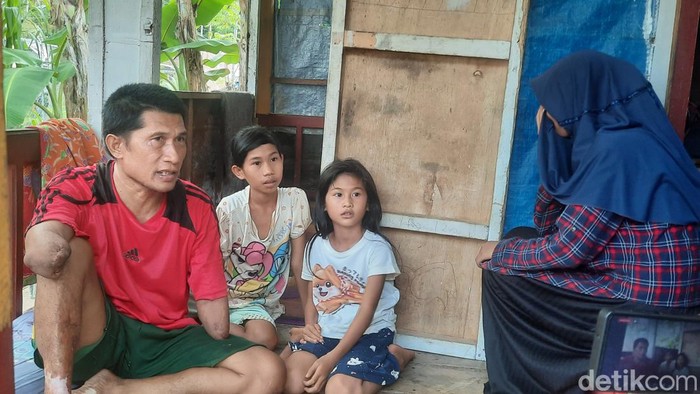 Tiga anak di Kabupaten Mamuju, Sulawesi Barat (Sulbar) terpaksa berhenti sekolah karena orang tuanya tidak mampu membeli seragam dan buku sekolah.
