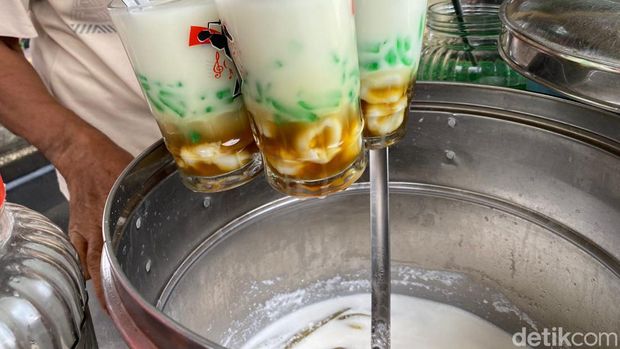 Manis Segar! Es Pleret Pak Tjip Khas Blitar Ini Rp 5.000 Saja