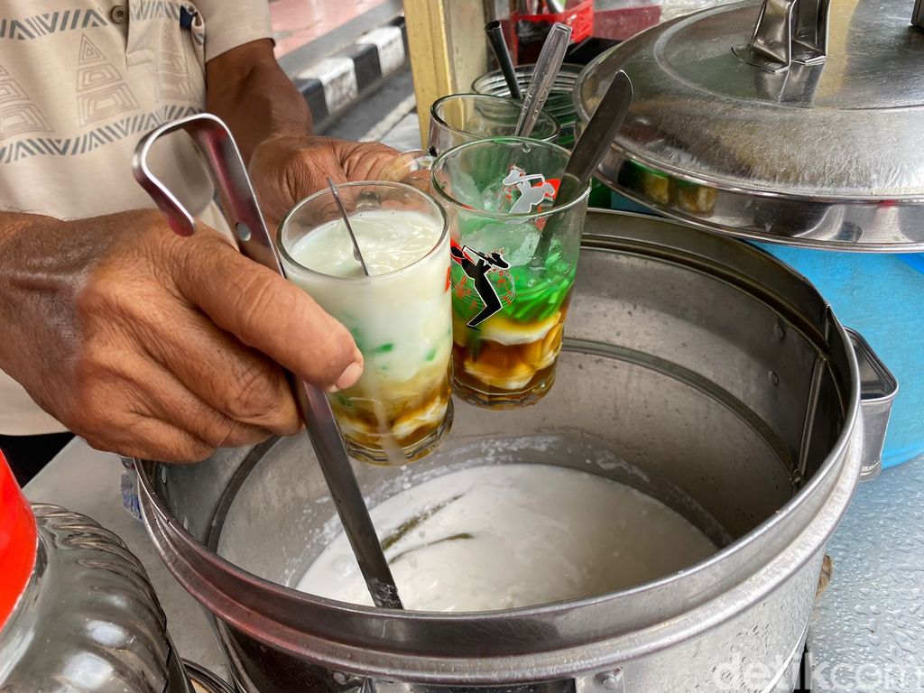 Manis Segar! Es Pleret Pak Tjip Khas Blitar Ini Rp 5.000 Saja