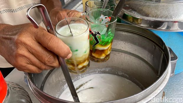 Manis Segar! Es Pleret Pak Tjip Khas Blitar Ini Rp 5.000 Saja