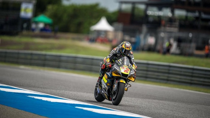 BURIRAM, THAILAND - SEPTEMBER 30: Marco Bezzecchi of Italy and Mooney VR46 Racing Team rides during the free practice of the MotoGP OR Thailand Grand Prixat Chang International Circuit on September 30, 2022 in Buriram, Thailand. (Photo by Steve Wobser/Getty Images)