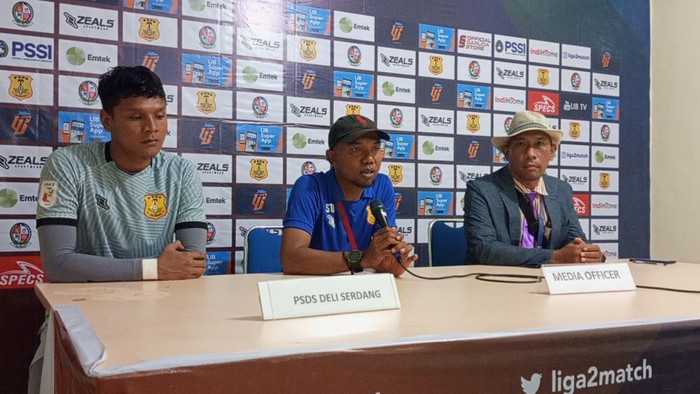 Pelatih PSDS Deli Serdang, Susanto (tengah) saat konferensi pers usai laga melawan Semen Padang FC (Istimewa)