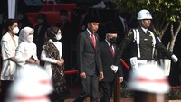 Jokowi bersama Wapres Maruf Amin tampak memasuki lapangan upacara. Upacara kemudian dimulai sekitar pukul 08.00 WIB.