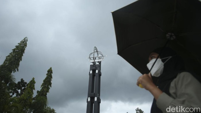Tugu Khatulistiwa dibuat pada masa pemerintahan Hindia Belanda sebagai penanda titik nol derajat garis khatulistiwa. Yuk, lihat lebih dekat.