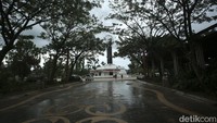 Di Tugu ini pengunjung dapat mempelajari bagaimana bumi seakan terbelah dua, dan beruntungnya Indonesia memiliki garis belahan tersebut yang dinamakan Garis Khatulistiwa.
