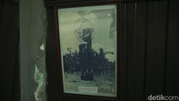 Tugu Khatulistiwa dibuat pada masa pemerintahan Hindia Belanda sebagai penanda titik nol derajat garis khatulistiwa. Pada tahun 1928, tugu equator mulai dibangun dengan bentuk sederhana, yaitu berupa tonggak (lebih dikenal dengan patok) dengan tanda panah di atasnya. Pembangunan dilakukan oleh ahli geografi asal Belanda untuk menentukan garis equator. 