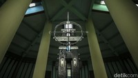 Lalu, tugu yang sederhana ini disempurnakan pada 1930 dengan mengganti tanda-tanda dengan lingkaran. Pada 1938, penyempurnaan tugu dilakukan oleh opsiter/architech bernama Silaban, sehingga bentuk tugu menjadi lebih baik.