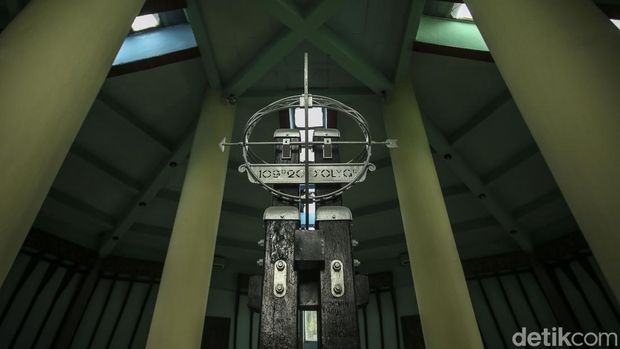 Melihat Lebih Dekat Tugu Khatulistiwa di Pontianak yang Membelah 'Dunia' Tugu Khatulistiwa dibuat pada masa pemerintahan Hindia Belanda sebagai penanda titik nol derajat garis khatulistiwa. Yuk, lihat lebih dekat.