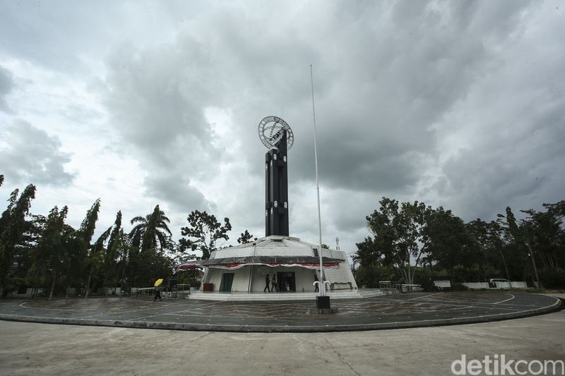 Melihat Lebih Dekat Tugu Khatulistiwa di Pontianak yang Membelah 'Dunia' Tugu Khatulistiwa dibuat pada masa pemerintahan Hindia Belanda sebagai penanda titik nol derajat garis khatulistiwa. Yuk, lihat lebih dekat.