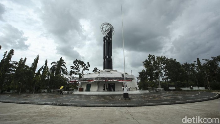 Tugu Khatulistiwa dibuat pada masa pemerintahan Hindia Belanda sebagai penanda titik nol derajat garis khatulistiwa. Yuk, lihat lebih dekat.
