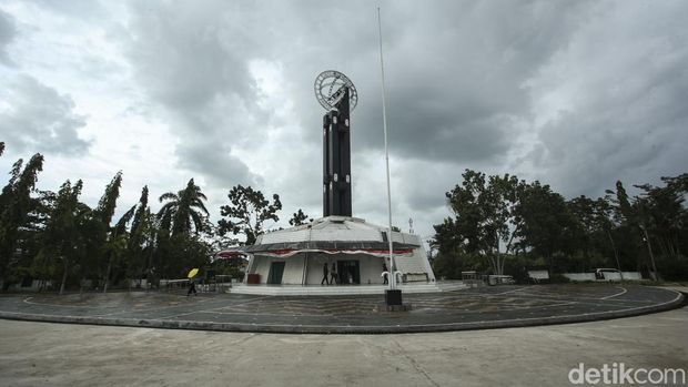 Melihat Lebih Dekat Tugu Khatulistiwa di Pontianak yang Membelah 'Dunia' Tugu Khatulistiwa dibuat pada masa pemerintahan Hindia Belanda sebagai penanda titik nol derajat garis khatulistiwa. Yuk, lihat lebih dekat.