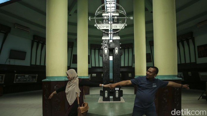 Tugu Khatulistiwa dibuat pada masa pemerintahan Hindia Belanda sebagai penanda titik nol derajat garis khatulistiwa. Yuk, lihat lebih dekat.