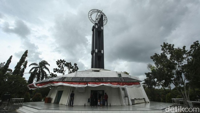 Tugu Khatulistiwa dibuat pada masa pemerintahan Hindia Belanda sebagai penanda titik nol derajat garis khatulistiwa. Yuk, lihat lebih dekat.
