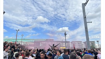 Akun inii menyebut Tottenham kalah ke manapun perginya. Foto: Twitter