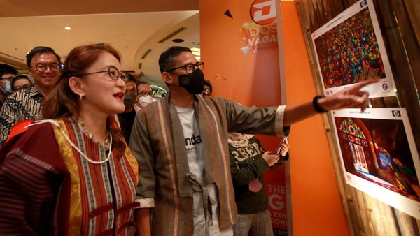Menteri Pariwisata dan Ekonomi Kreatif (Parekraf) Sandiaga Salahuddin Uno (kanan) didampingi Wakil ketua Federasi Senifoto Indonesia dan Penasehat Lembaga Fotografi Candra Naya, melihat karya foto peserta Pemenang Salon Foto Indonesia 42 (SFI42), Jakarta, kemarin. Menteri Pariwisata dan Ekonomi Kreatif (Parekraf) Sandiaga Salahuddin Uno (kanan) didampingi Wakil ketua Federasi Senifoto Indonesia dan Penasehat Lembaga Fotografi Candra Naya, melihat karya foto peserta Pemenang Salon Foto Indonesia 42 (SFI42), Jakarta, kemarin.
