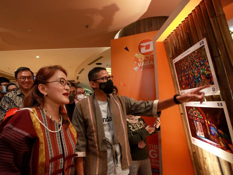 Momen Sandiaga Tinjau Pameran Salon Foto Indonesia