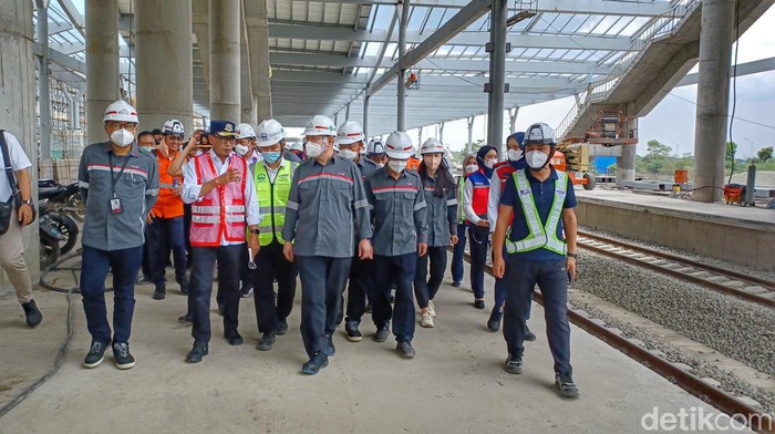 Menhub saat mengecek kesiapan ereta cepat Jakarta-Bandung