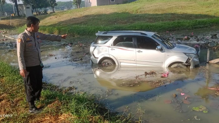 Mobil Terios yang dikendarai Zakaria nyemplung ke danau di Surabaya