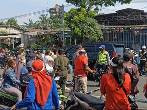 Pemotor Marah-marah gegara Lalin Depan Monumen Pancasila Sakti Ditutup Lama