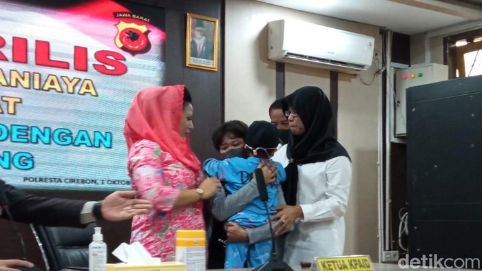 Momen pertemuan bocah korban penyiksaan di Cirebon dengan ibu kandungnya