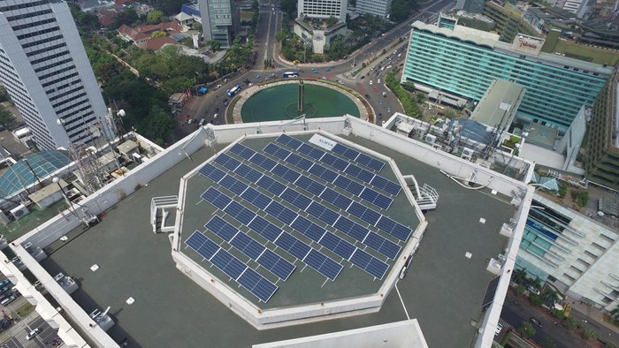 Pemasangan panel surya oleh penyedia soslusi energi terbarukan, Xurya.
