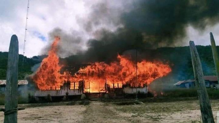 Kantor Distrik Kebo, Kabupaten Paniai, Papua dibakar oleh orang tak dikenal (OTK).