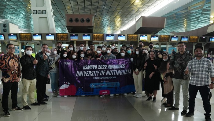 Para mahasiswa awardee beasiswa pertukaran pelajar IISMAVO berangkat ke Inggris.