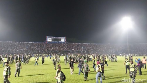 Para suporter Arema masuk ke lapangan usai kalah dari Persebaya