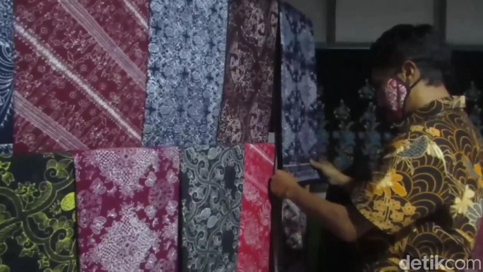 Pembuatan batik khas Subang di Ciater.